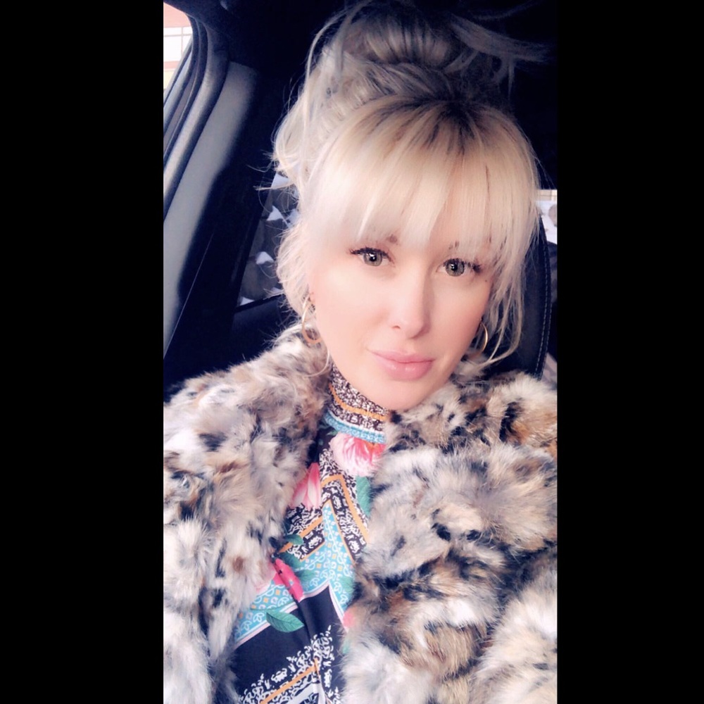 Meet your Posher, Robin 🔥TOP RATED SELLER🔥